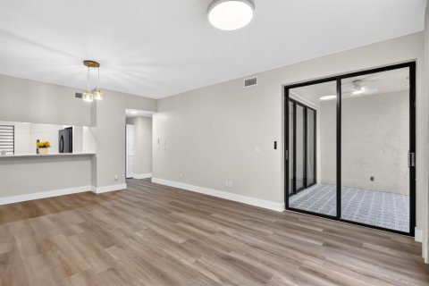 Condo in Stuart, Florida, 2 bedrooms  № 2176749 - photo 14