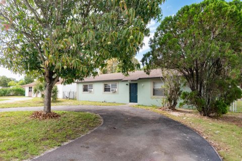 House in Mangonia Park, Florida 3 bedrooms, 120.4 sq.m. № 2184935