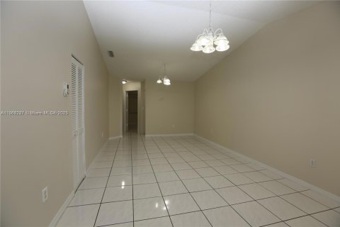 Casa en alquiler en Miami, Florida, 2 dormitorios, 107.49 m2 № 1889352 - foto 3