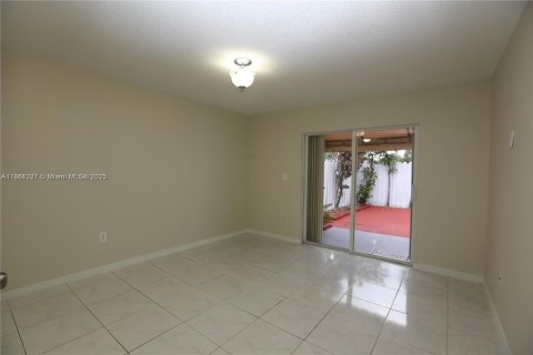 Casa en alquiler en Miami, Florida, 2 dormitorios, 107.49 m2 № 1889352 - foto 11