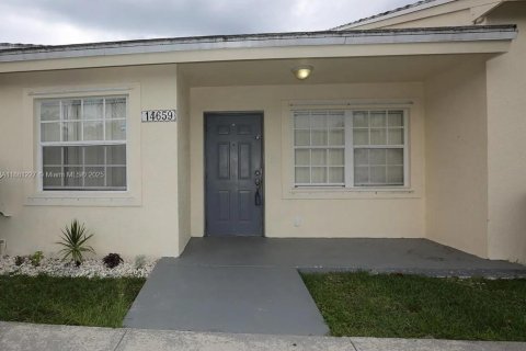 Casa en alquiler en Miami, Florida, 2 dormitorios, 107.49 m2 № 1889352 - foto 2