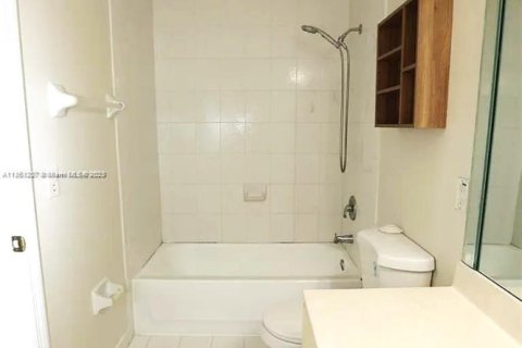 Casa en alquiler en Miami, Florida, 2 dormitorios, 107.49 m2 № 1889352 - foto 12