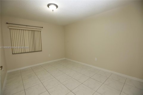 Casa en alquiler en Miami, Florida, 2 dormitorios, 107.49 m2 № 1889352 - foto 9