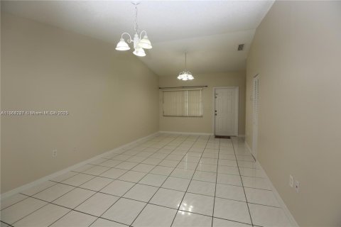 Casa en alquiler en Miami, Florida, 2 dormitorios, 107.49 m2 № 1889352 - foto 4