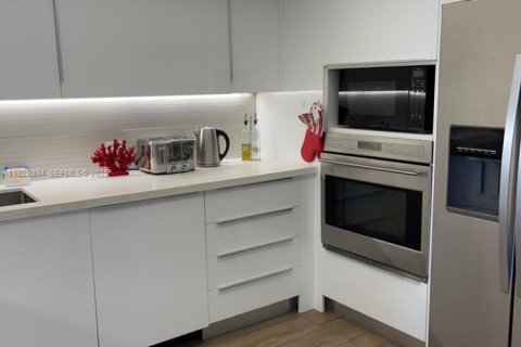 Condo in Sunny Isles Beach, Florida, 2 bedrooms  № 2052752 - photo 16