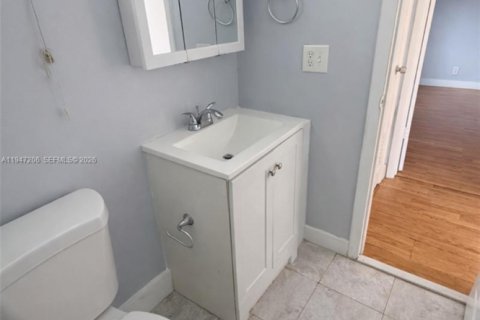 Condo in Hollywood, Florida, 1 bedroom  № 2003308 - photo 8