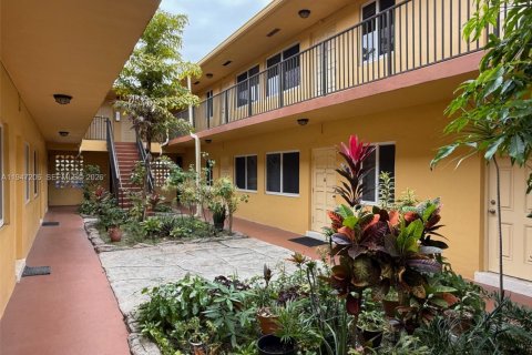 Condo in Hollywood, Florida, 1 bedroom  № 2003308 - photo 6