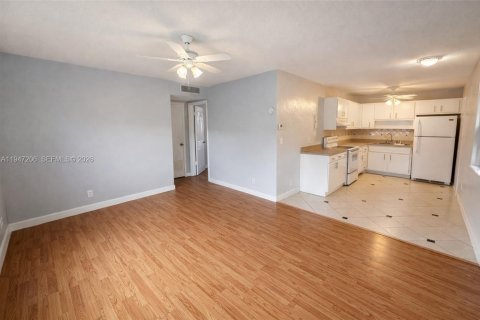 Condo in Hollywood, Florida, 1 bedroom  № 2003308 - photo 2