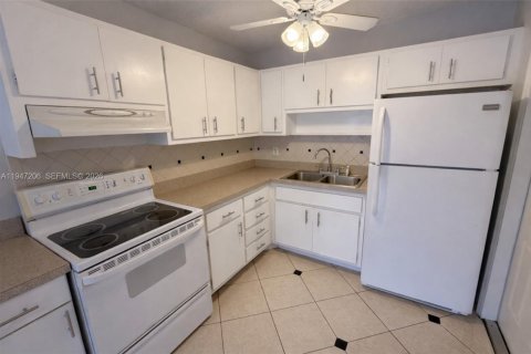 Condo in Hollywood, Florida, 1 bedroom  № 2003308 - photo 3