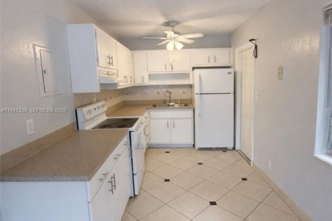 Condo in Hollywood, Florida, 1 bedroom  № 2003308 - photo 4