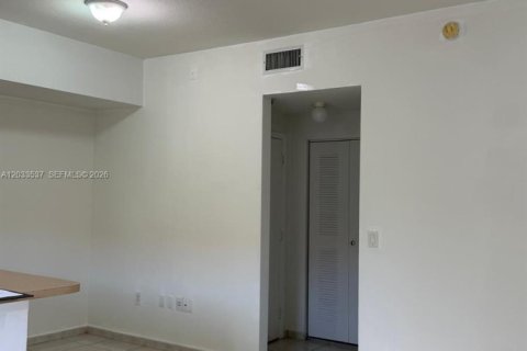 Снять в аренду кондоминиум в Дорал, Флорида 1 спальня, 60.39м2, № 2154056 - фото 4