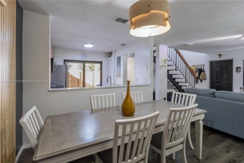 Townhouse in Miami, Florida 2 bedrooms, 100.15 sq.m. № 1938556 - photo 10