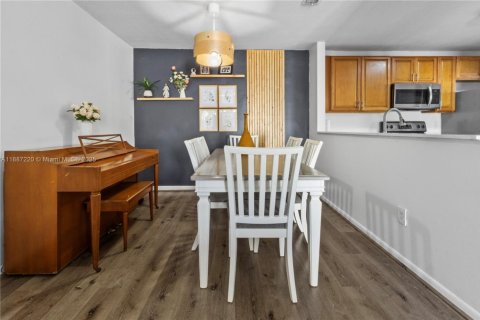 Adosado en venta en Miami, Florida, 2 dormitorios, 100.15 m2 № 1938556 - foto 9