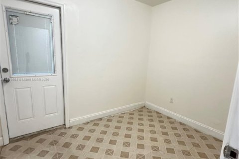 Снять в аренду виллу или дом в Майами-Бич, Флорида 1 спальня, 59.46м2, № 1980492 - фото 6