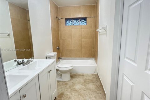 Снять в аренду виллу или дом в Майами-Бич, Флорида 1 спальня, 59.46м2, № 1980492 - фото 5