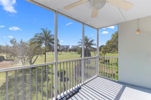 Condo in Pompano Beach, Florida, 3 bedrooms № 2175966 - photo 2