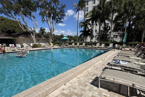 Condo in Pompano Beach, Florida, 3 bedrooms № 2175966 - photo 5