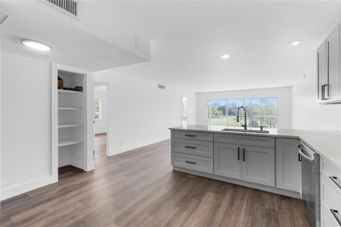 Condo in Pompano Beach, Florida, 3 bedrooms № 2175966 - photo 14