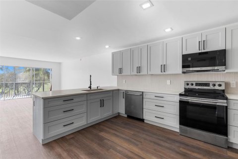 Condo in Pompano Beach, Florida, 3 bedrooms № 2175966 - photo 11