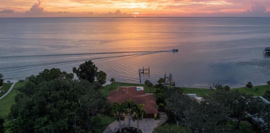 Casa en Saint Petersburg, Florida 4 dormitorios, 300.17 m2 № 2290726