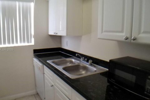 Condo in Miami Beach, Florida  № 1828909 - photo 11