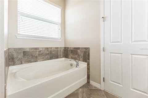 House in Kissimmee, Florida 3 bedrooms, 224.45 sq.m. № 2400393 - photo 24