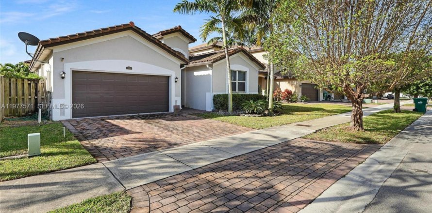 House in Homestead, Florida 4 bedrooms, 174.38 sq.m. № 2041788