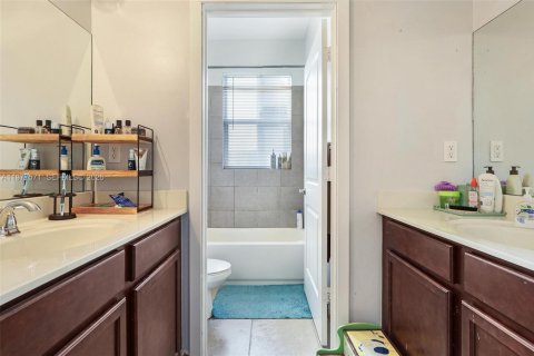 House in Homestead, Florida 4 bedrooms, 174.38 sq.m. № 2041788 - photo 12