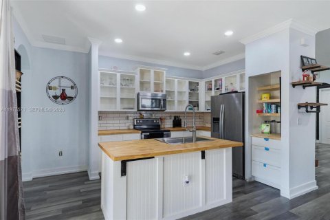 House in Homestead, Florida 4 bedrooms, 174.38 sq.m. № 2041788 - photo 7