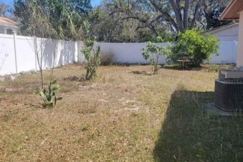 House in Tampa, Florida 3 bedrooms, 111.76 sq.m. № 1911842 - photo 2