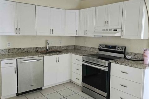 House in Tampa, Florida 3 bedrooms, 111.76 sq.m. № 1911842 - photo 5