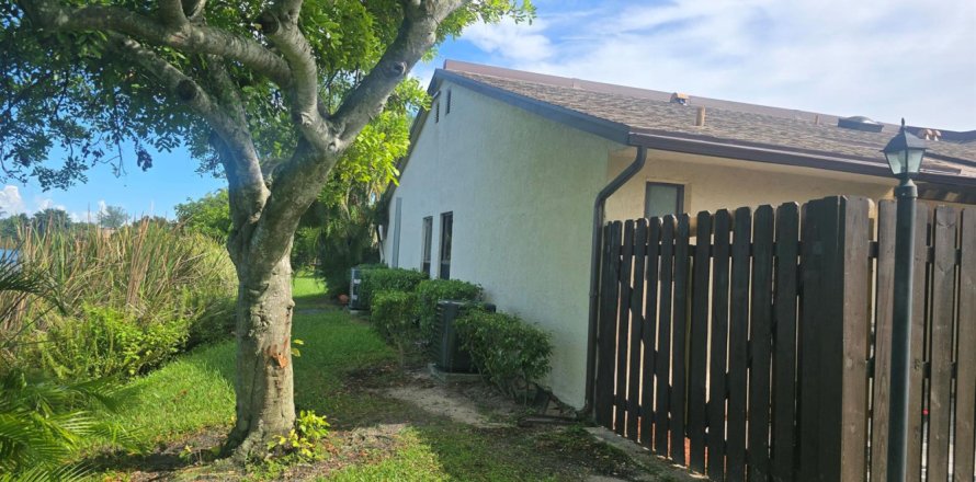 Appartement à Palm Springs, Floride 2 chambres, 88.35 m2 № 2376270