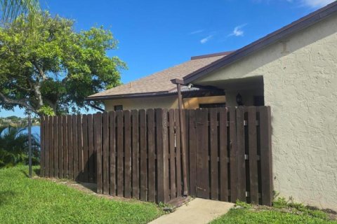 Appartement à louer à Palm Springs, Floride: 2 chambres, 88.35 m2 № 2376270 - photo 2