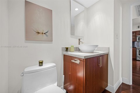Condo in Miami Beach, Florida, 1 bedroom  № 2031750 - photo 22