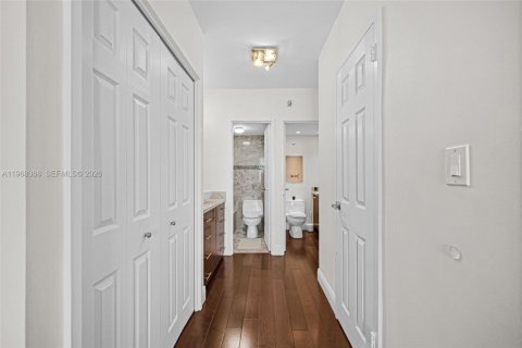 Condo in Miami Beach, Florida, 1 bedroom  № 2031750 - photo 19