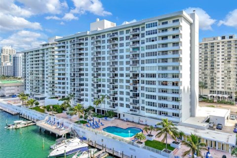 Condo in Miami Beach, Florida, 1 bedroom  № 2031750 - photo 3