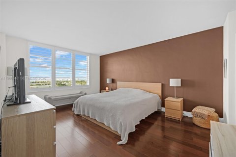 Condo in Miami Beach, Florida, 1 bedroom  № 2031750 - photo 16