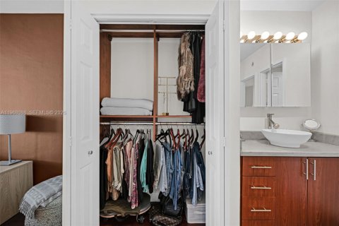 Condo in Miami Beach, Florida, 1 bedroom  № 2031750 - photo 23