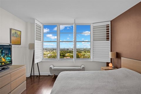 Condo in Miami Beach, Florida, 1 bedroom  № 2031750 - photo 18