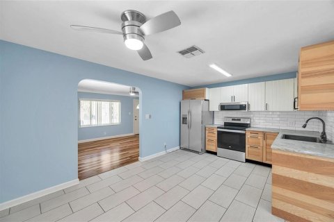 Immobilier commercial à vendre à Saint Petersburg, Floride: 4 chambres, 264.49 m2 № 1771527 - photo 9