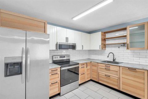 Immobilier commercial à vendre à Saint Petersburg, Floride: 4 chambres, 264.49 m2 № 1771527 - photo 11