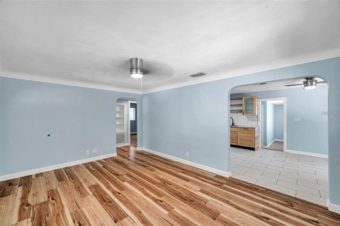 Immobilier commercial à vendre à Saint Petersburg, Floride: 4 chambres, 264.49 m2 № 1771527 - photo 8