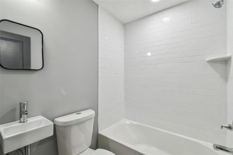 House in Tampa, Florida 6 bedrooms, 165.83 sq.m. № 1614907 - photo 30