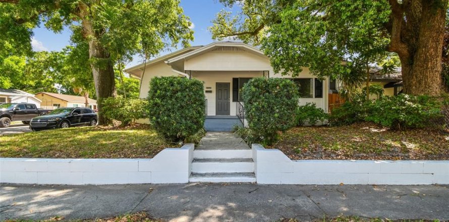 House in Tampa, Florida 6 bedrooms, 165.83 sq.m. № 1614907