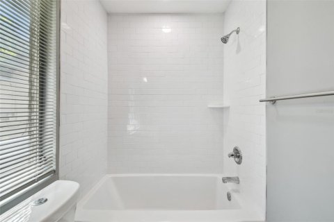 House in Tampa, Florida 6 bedrooms, 165.83 sq.m. № 1614907 - photo 9