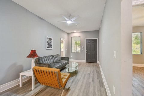 House in Tampa, Florida 6 bedrooms, 165.83 sq.m. № 1614907 - photo 12