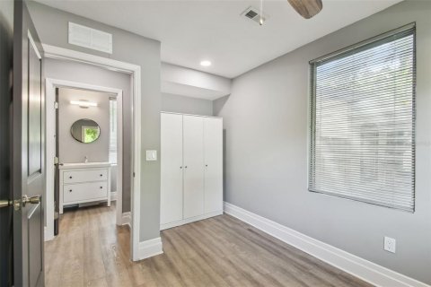 House in Tampa, Florida 6 bedrooms, 165.83 sq.m. № 1614907 - photo 7