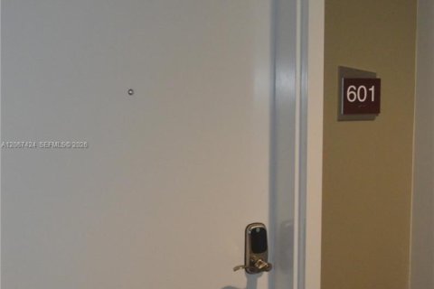 Condo in Doral, Florida, 3 bedrooms  № 2339855 - photo 13
