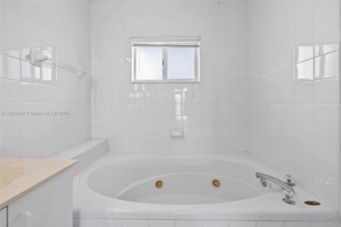 Townhouse in Doral, Florida 3 bedrooms, 176.33 sq.m. № 1728976 - photo 29