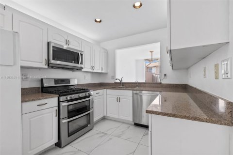 Townhouse in Doral, Florida 3 bedrooms, 176.33 sq.m. № 1728976 - photo 11